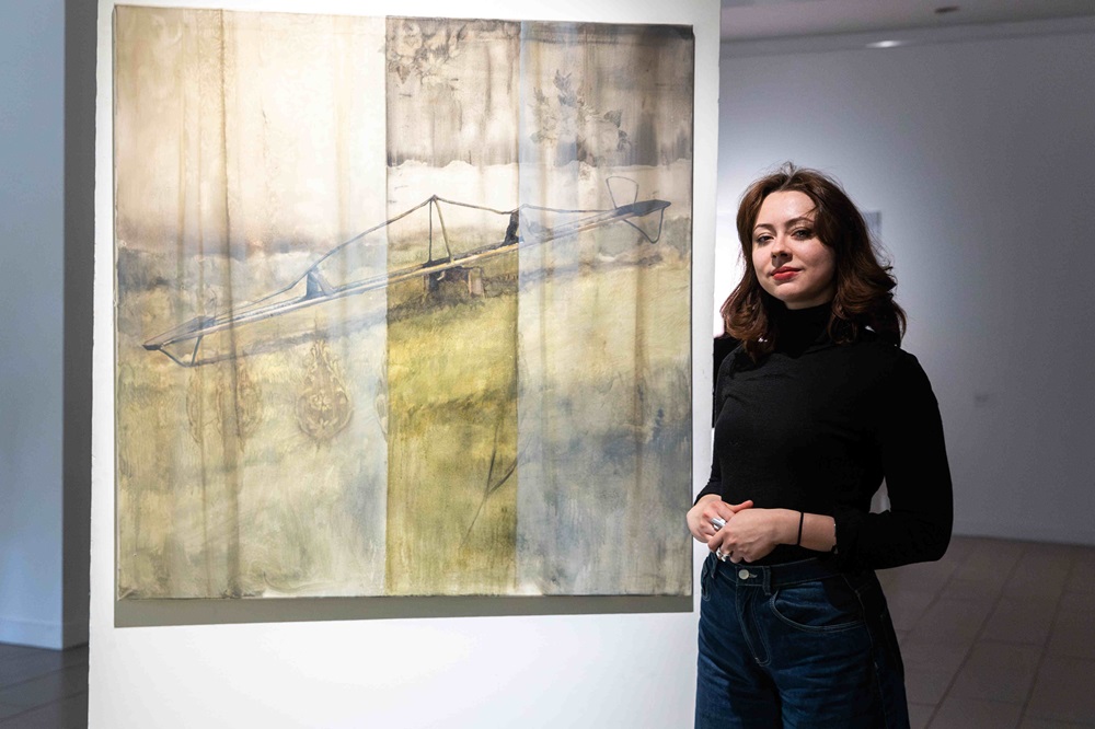 Kotryna Onaitytė prie savo darbo | „Zabolis Art Prize“ nuotr.