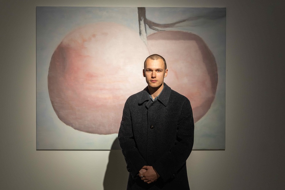 Mantas Platūkis prie savo darbo | „Zabolis Art Prize“ nuotr.