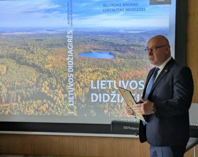 Vartyti naują knygą „Lietuvos didžiagirės“ – tarsi sklaidyti nepaprastus gamtos laiko puslapius | V. Šaulio nuotr.