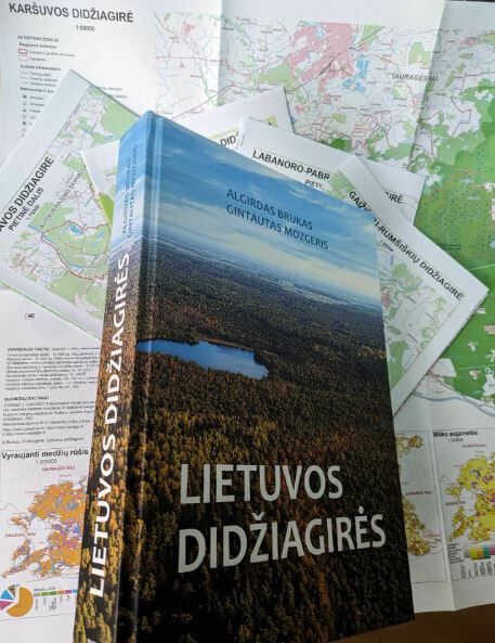 Vartyti naują knygą „Lietuvos didžiagirės“ – tarsi sklaidyti nepaprastus gamtos laiko puslapius | V. Šaulio nuotr.