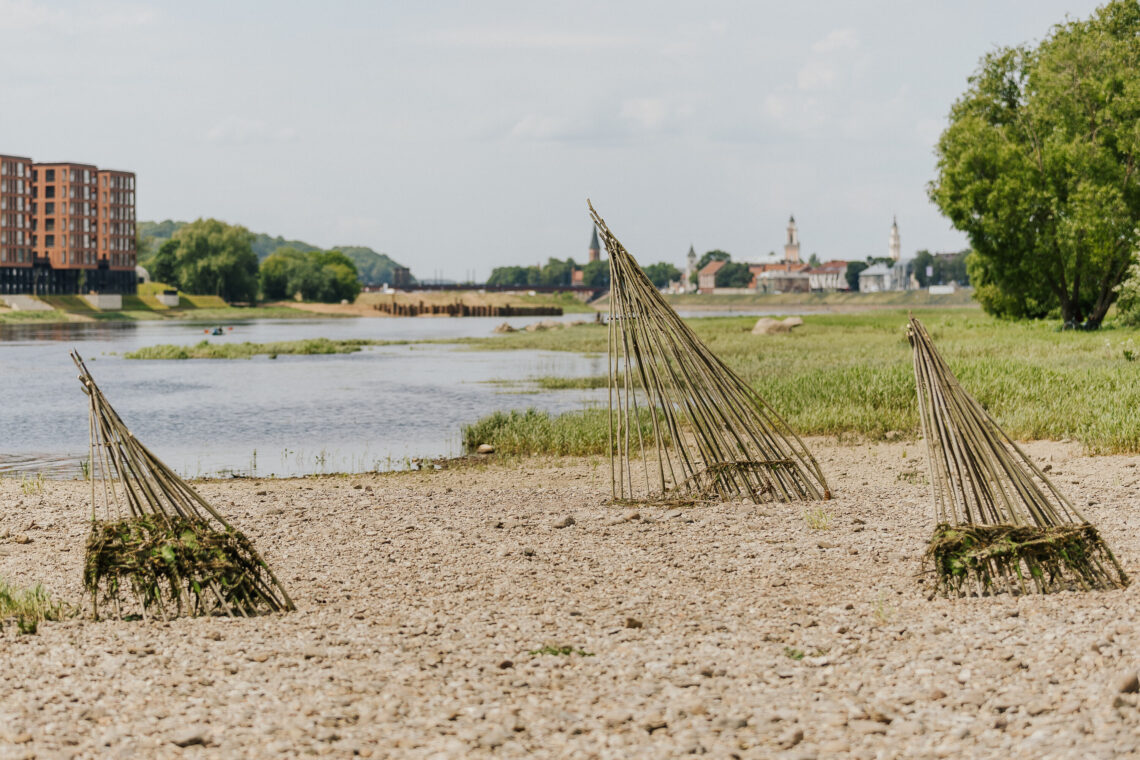 Menininkai kviečia stabtelėti prie upės: Santakoje gimsta žemės meno kūriniai