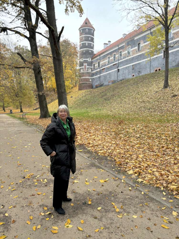 Kotryna Gelgaudaitė prie Panemunės pilies 