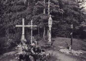 Vytauto Didžiojo karo muziejaus rinkinių nuotraukoje – paminklas 1941 m. birželio 24-25 d. Rainių miškelyje nužudytiems žmonėms atminti, 1989–1990 m. | K. Laužadžio nuotr.