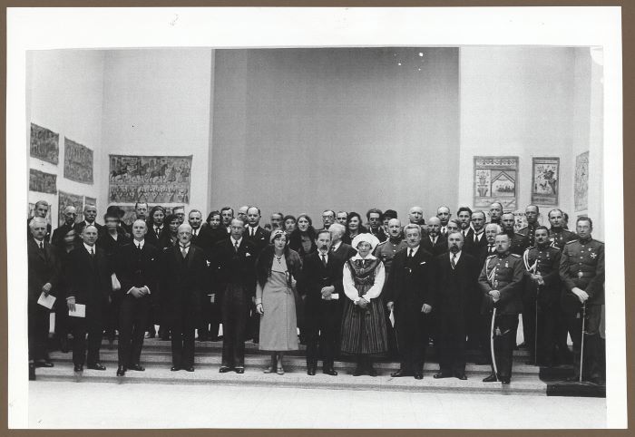 Prezidentas A. Smetona dalyvauja Švedų liaudies meno parodos atidaryme Kaune, Vytauto Didžiojo karo muziejuje, 1934 m. balandžio 8 d. Pirmoje eilėje iš kairės stovi: Kauno burmistras Antanas Merkys, 3-as Stokholmo muziejų direktorius prof. Lindblomas, nepaprastasis ir įgaliotasis Švedijos pasiuntinys P. Reuterswärdas, Lietuvos užsienio reikalų ministras Dovas Zaunius, Jadvyga Tūbelienė, Prezidentas A. Smetona, švedė viešnia, švietimo ministras Konstantinas Šakenis, Lietuvių-švedų draugijos pirmininkas Martynas Yčas, gen. Kubiliūnas, galinis – Vladas Nagevičius | Istorinės Lietuvos Respublikos Prezidentūros Kaune archyvo nuotr.