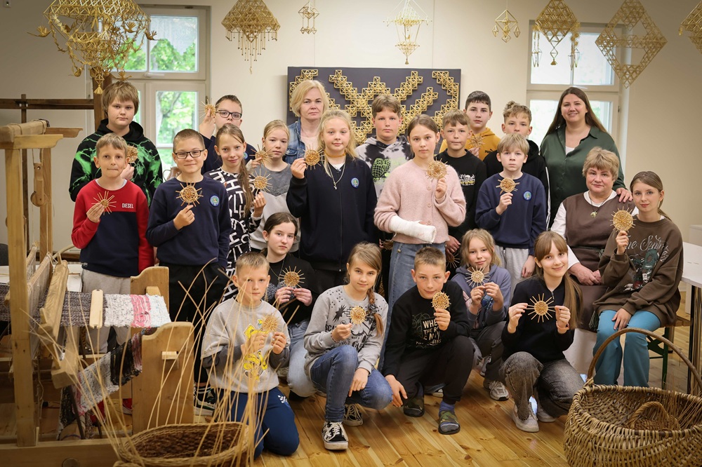 Po pamokos su meistre M. Januliene | Šiaulių rajono savivaldybės etninės kultūros ir tradicinių amatų centro nuotr.