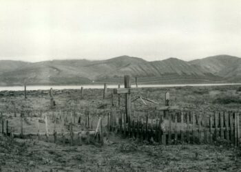 Smėliu užpustytos 1941-ųjų metų tremtinių kapinės Tit Aruose. Jakutijos ASSR, 1989 m. | Genocido aukų muziejaus rinkinių nuotr.