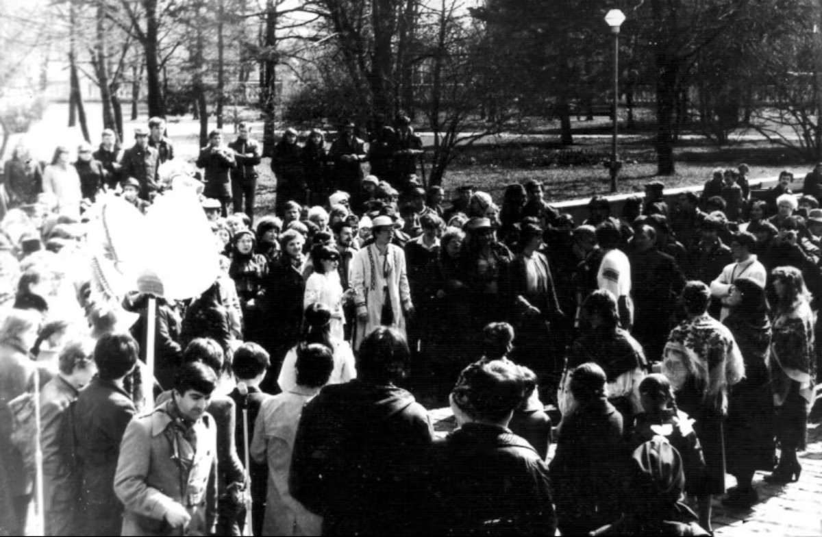 Pavasario šauktuvės Minske, Kupalos parkas, 1983 metai. Edvardas – pirmame plane kairėje