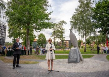 Druskininkuose atidengta skulptūra J. Marcinkevičiui – nuolat žmonių apsuptyje | Druskininkų savivaldybės nuotr.