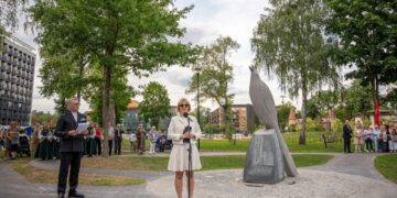 Druskininkuose atidengta skulptūra J. Marcinkevičiui – nuolat žmonių apsuptyje | Druskininkų savivaldybės nuotr.