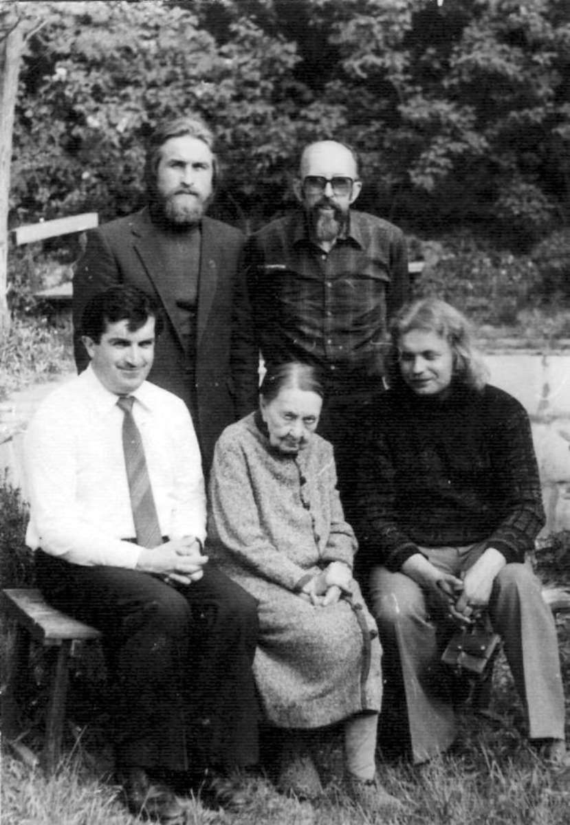 Svečiuose pas Zosią Veras 1985 metai. Stovi Henadzis Saganovičius ir Levonas Luckevičius. Sėdi Edvardas, ZoSia Veras, Sieržukas Sokalavas-Vojušas 