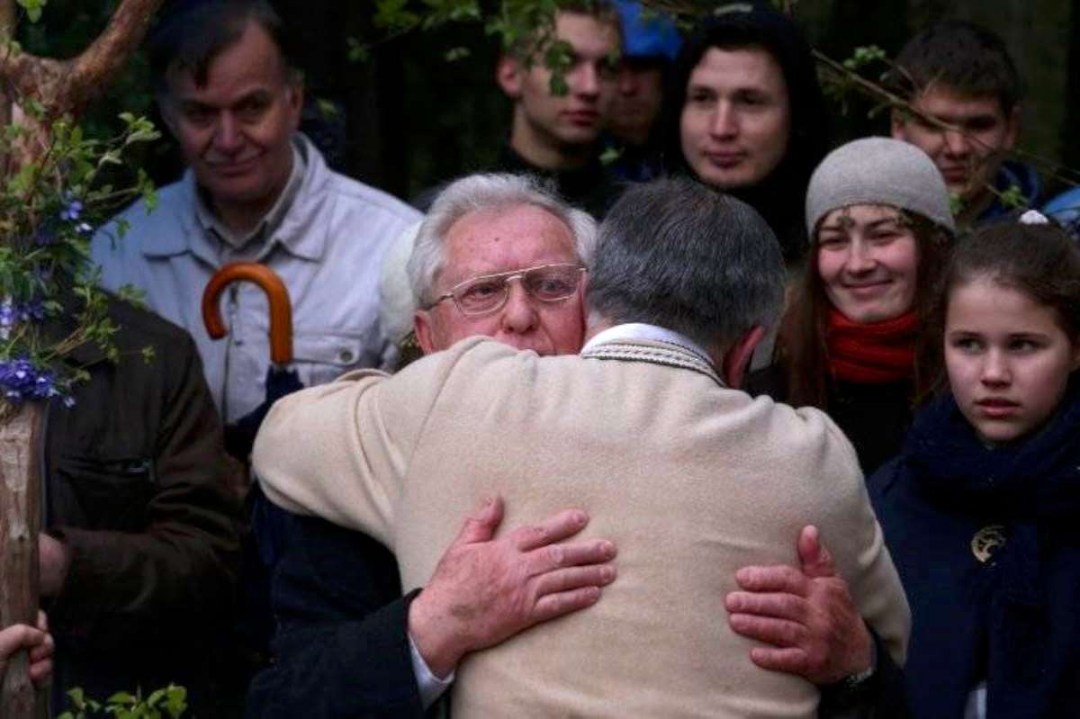 Apsikabinimas: Romualdas Grigas ir Jonas Vaiškūnas 