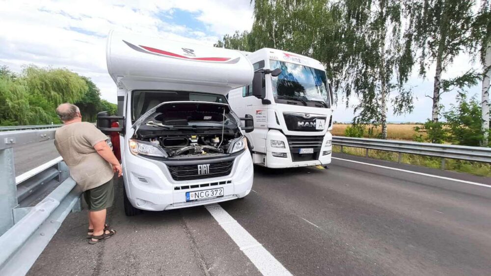 Liepos 3 d. Sudėtingoje kelio dalyje iš Olomouco į Litovelį kemperis nepataisomai sugedo 