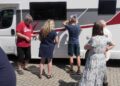 UAB „Kertušas“ atstovas pasirašo, kad perima iš ekspedicijos dalyvių kemperį