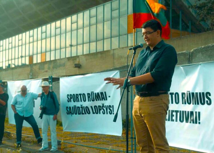 Vytautas Sinica kalba pikete prie Vilniaus sporto rūmų