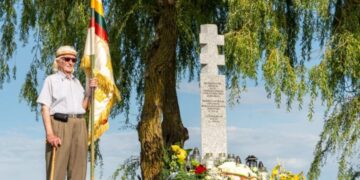 Atidengtas atminimo ženklas žuvusiems Tauro apygardos Vytauto rinktinės partizanams