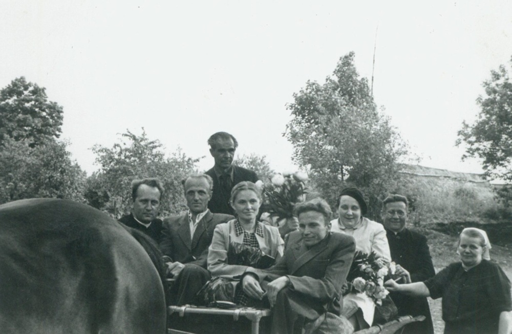 Iš kairės: kun. H. Kvaterskis, J. Birgelis, L. Konstantinavičius, E. Vainienė, J. Šliaužys, S. Narkeliūnaitė (JAV korespondentė), kun. klebonas A. Šuminskas ir jo šeimininkė. 1958 m. | punskas.pl nuotr.