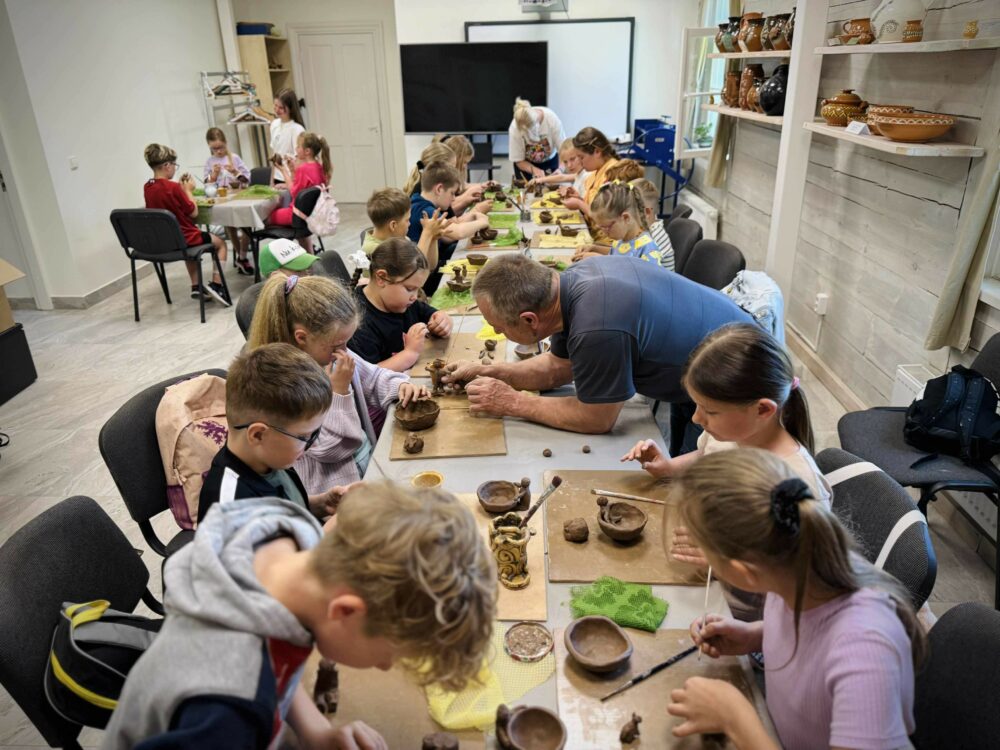 Vaikų stovykla „Senieji amatai tautosakoje“: kai amatai ir pasakos tampa patirtimi 