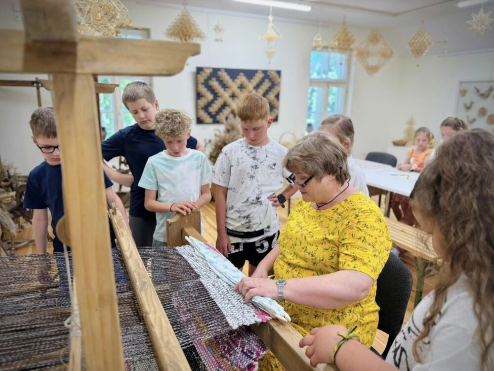 Vaikų stovykla „Senieji amatai tautosakoje“: kai amatai ir pasakos tampa patirtimi 