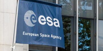 Lietuvoje Europos astronautams kuriami užkandžiai turės ypatingą savybę: ji gali iš esmės pakeisti mūsų sveikatą | lrt.lt nuotr.
Laktoferinas
„Laktoferinas randamas motinos piene, jis stiprina naujagimių imunitetą. Baltymas veikia tarsi natūralus kūno sargybinis: jungdamasis su geležimi stabdo bakterijų dauginimąsi.
Tyrimai rodo, kad jis taip pat veiksmingai kovoja su virusais ir net grybeliais, o kosmose, kur imunitetas sparčiai ima silpti dėl mikrogravitacijos ar streso, tai ypač svarbu.
Be to, laktoferinas padeda valdyti uždegimines reakcijas, mažina ląstelių pažeidimus ir greitina kūno atsistatymą. Jis taip pat rūpinasi žarnyno sveikata – skatina gerųjų bakterijų dauginimąsi, padeda virškinimui, o tai esantiems kosmose ypač svarbu. Nes jų mityba dažnai būna monotoniška ir ribota“, – teigia astronautams užkandžius kuriančios Lietuvos bendrovės „Super Garden“ įkūrėja Laura Kaziukonienė.
Žinovės teigimu, baltymas vertingas ne tik kosmose: pirmoji veiksmingų būdą jį natūraliai gaminti atradusi Singapūro bendrovė „TurtleTree“ sėkmingai laktoferiną pritaiko ir Žemėje.
„Rožini asuksas“
Iki šiol „rožiniu auksu“ vadinamo baltymo išgavimas buvo sudėtingas ir brangus. Kilogramui jo pagaminti reikėjo iki 10 tūkst. litrų pieno, todėl kaina siekdavo apie tūkstantį dolerių už kilogramą, pasiūlos taip pat itin trūko. Todėl, pavyzdžiui, vos 5 proc. rinkoje siūlomų kūdikiams skirtų mišinukų sudėtyje turėjo naujagimiams būtino laktoferino.
„TurtleTree“ sukurta naujovė leido pirmą kartą istorijoje išgauti laktoferiną be karvių ar kitų gyvūnų, pasitelkiant genetiškai modifikuotas mieles. Jos tikslinės fermentacijos būdu gamina žmogaus pieno baltymus. Taip baltymas kuriamas greitai ir tvariai, tampa prieinamas ir įperkamas.
„Laktoferinas nėra įprastų baltymų pakaitalas ar amino rūgščių šaltinis. Jis reguliuoja geležį, palaiko imuninę sistemą ir padeda išlaikyti žarnyno sveikatą.
Patariama dienos dozė – vos 250 mg.
Taikome jį kaip sveiką bei maistinę vertę reikšmingai praturtinantį patiekalų ar gėrimų, tokių kaip augalinis pienas,, iš esmės keičiantį mūsų imuniteto efektyvumą bei savijautą“, – teigia bendrovės įkūrėja Fengruja Lina (Fengru Lin).
Pasak jos, bendradarbiavimas su „Super Garden“ buvo natūralus žingsnis, nes laktoferino nauda ypač išauga ilgalaikėse  sudėtinę dalį kosmoso misijose.
„Iš jų grįžę astronautai dažnai susiduria ne tik su raumenų masės sumažėjimu ar silpnumu, bet ir gilesniais kūno pokyčiais: silpnesne imunine sistema, žarnyno problemomis bei geležies lygio svyravimais“, – pastebi žinovė.
Tai įrodė garsusis „Dvynių tyrimas“. Jo metu NASA atronautas Skotas Kelis (Scott Kelly) praleido beveik metus Tarptautinėje kosminėje stotyje, o jo identiškas dvynys liko Žemėje.
Tai leido itin akivaizdžiai stebėti ilgalaikę mikrogravitacijos įtaką žmogaus kūnui. Astronautui grįžus į Žemę, paaiškėjo, jog daugiau nei tūkstantis genų jo kūne veikė kitaip nei brolio. Dauguma jų buvo susiję su uždegiminėmis reakcijomis ir imunine sistema, o žarnyno mikrobioma tik praėjus kelioms savaitėms po grįžimo atsistatė į normalų ritmą.
„Tai – rimti iššūkiai ilgalaikiam keliavimui kosmose, apie kurį kalbama vis daugiau. Būtent čia laktoferinas įgauna strateginę reikšmę ir gali tapti atsakymu. Jis palaiko imuninę funkciją, reguliuoja geležį nekenkdamas kūnui, ir skatina gerųjų žarnyno bakterijų augimą, tuo pat metu valdydamas žalingas“, – teigia F. Lina.