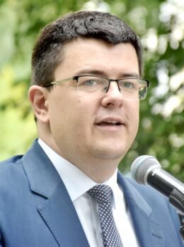 2025-08-08 mitingas prie vyriausybės dėl Cichanouskajos akreditacijos panaikinimo. Kalba Vytautas Sinica