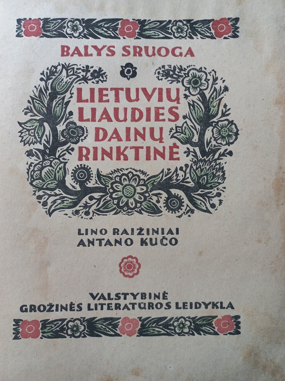 Atidaryta retro biblioteka Ukmergės rajone fotomenininko sodyboje