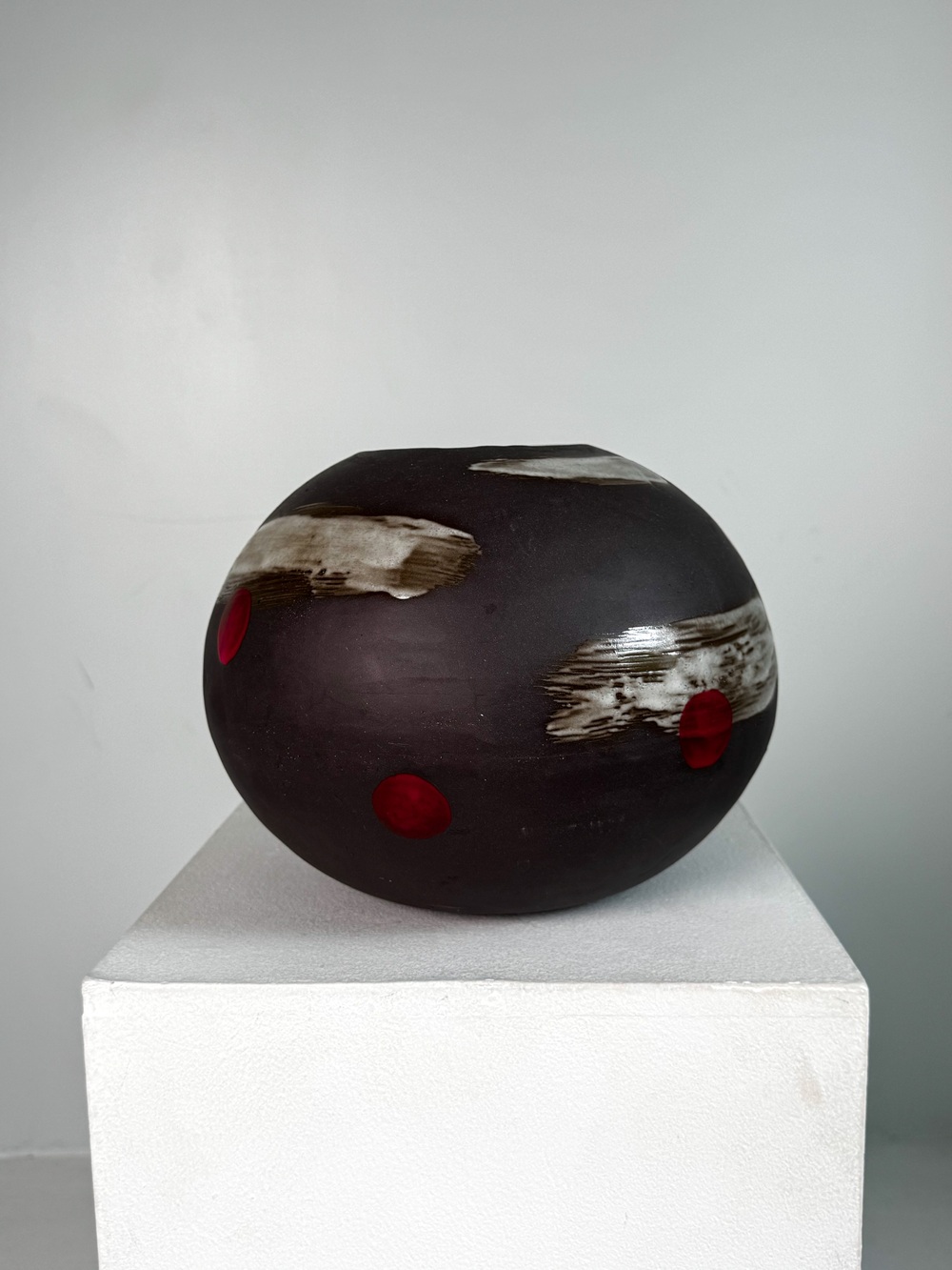 Česnauskytė S. Būtyje. 20x30 cm, juoda akmens masė, glazūra, 2025 