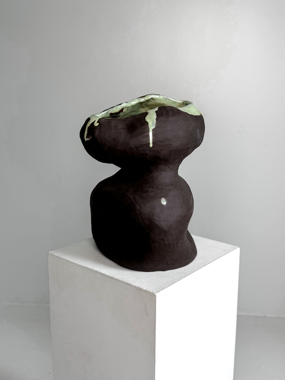 Česnauskytė S. Moteris. 33x25 cm. juoda akmens masė, glazūra 2025 m.