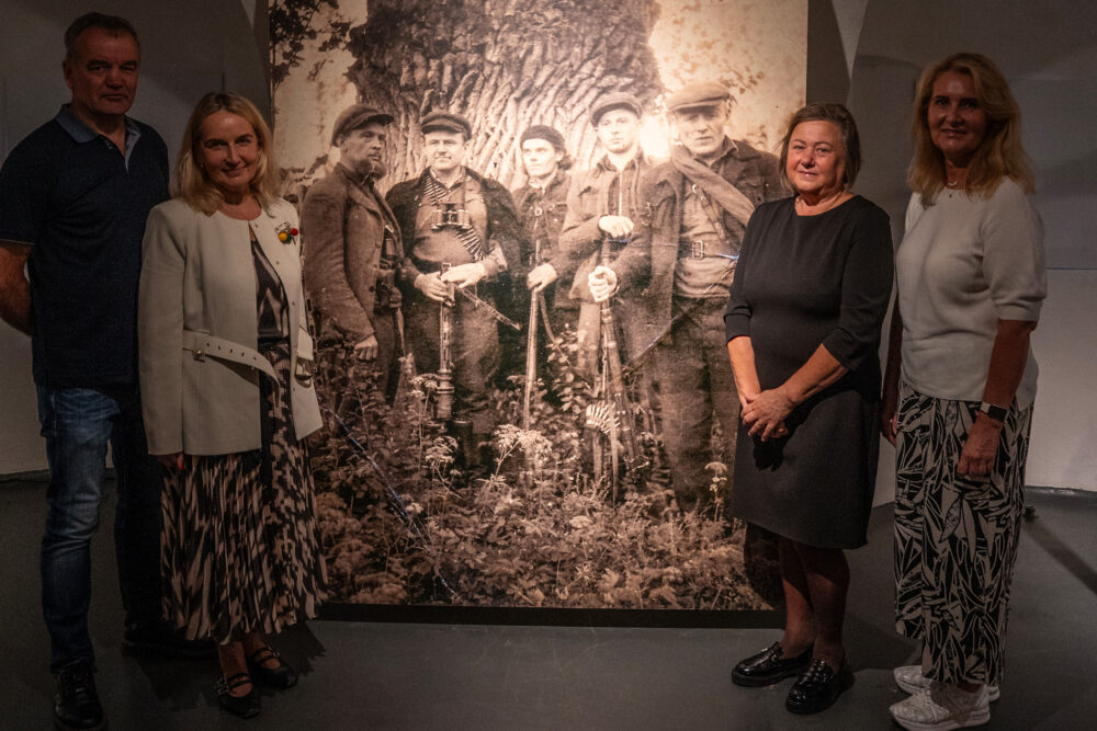 Partizanų M. ir J. Šemežių giminės parodoje „Lietuvos partizanų batuose“