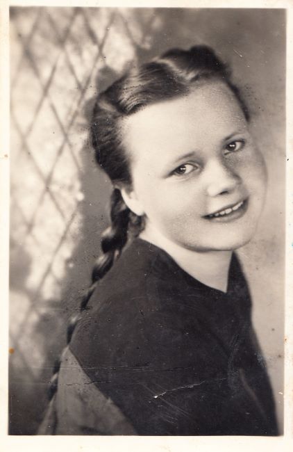 Elena Keraitytė – Vilniaus prekybos technikumo trečio kurso studentė. Vilnius, 1947 m.
