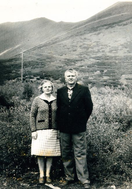 Elena ir Antanas Terleckai Kolymoje. E. Terleckienė antrą kartą aplankė savo vyrą tremtyje. RSFSR (Magadano sritis, Omsukčiano rajonas, Industrialnij), 1984 m. rugpjūčio 19 d.