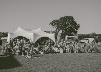 Prie marių surengta pirmoji „Vėjo miestelio“ šeimų diena: gamtos paslaptys, kinas po atviru dangumi ir kosmoso tyrinėjimas