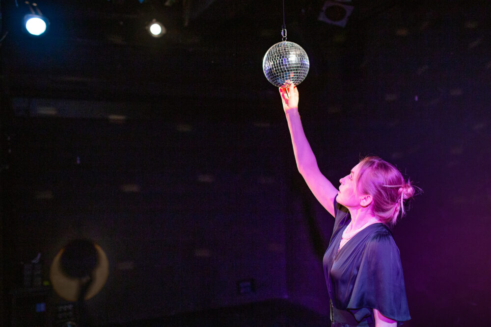 Aušra Pukelytė. Monospektaklis „Vuojaž, vuojaž“