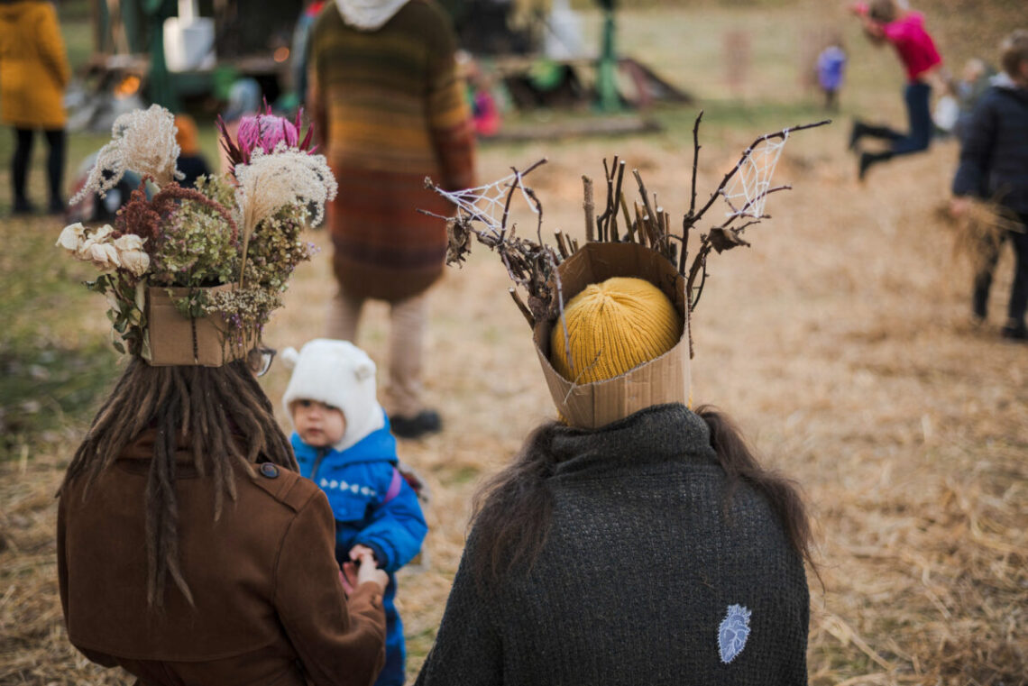 Kaukai ir laumės kviečia į nuotykius: „Miško burtai 2025“ dienotvarkėje – pievų lobiai