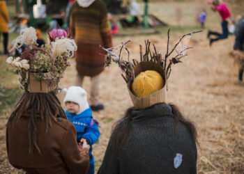 Kaukai ir laumės kviečia į nuotykius: „Miško burtai 2025“ dienotvarkėje – pievų lobiai