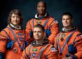 „Artemidė-2“ įgula: Kristina Kuk (kairėje), Viktoras Gloveris (pilotas) gale, Gregoris Ridas Vaismenas (vadas) priekyje, Džeremis Hansas dešinėje