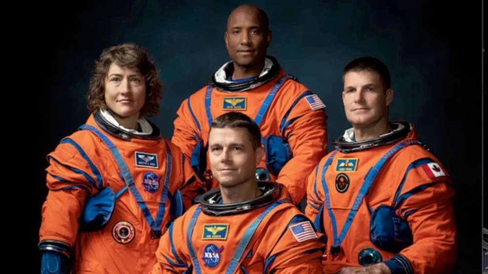 „Artemidė-2“ įgula: Kristina Kuk (kairėje), Viktoras Gloveris (pilotas) gale, Gregoris Ridas Vaismenas (vadas) priekyje, Džeremis Hansas dešinėje