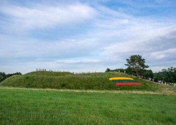 Raginėnų piliakalnis