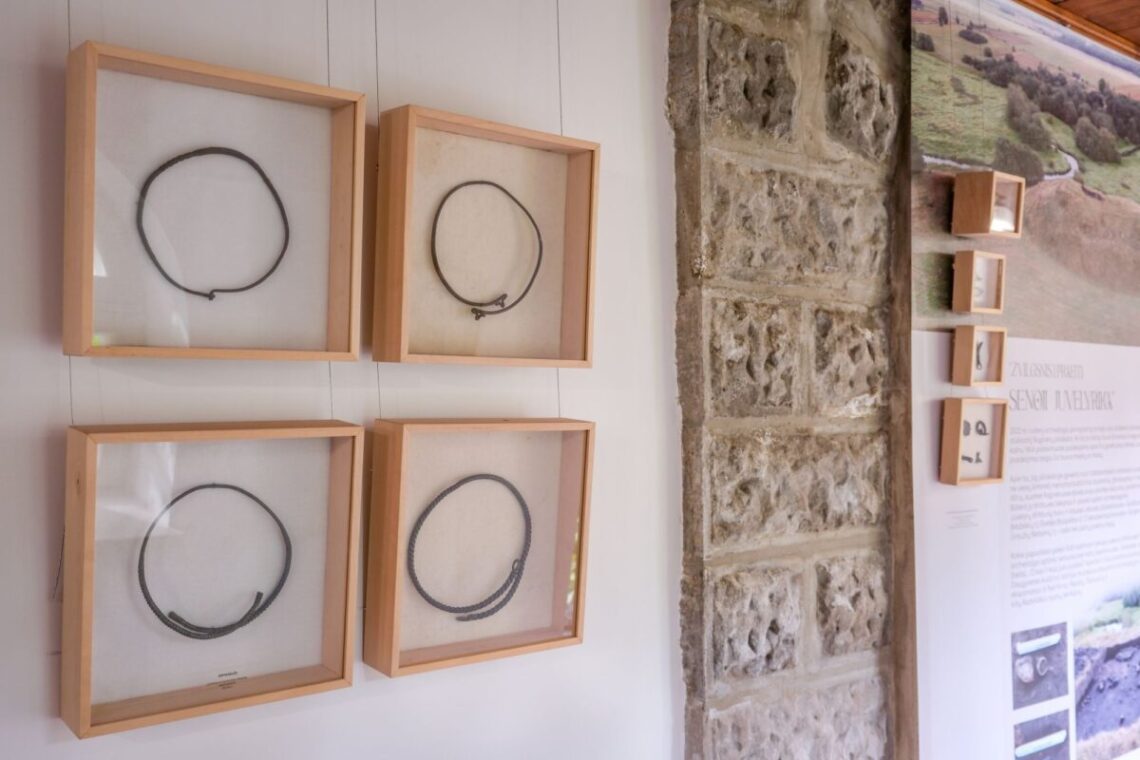 Burbiškio dvare pristatyta atnaujinta paroda ir paskaita apie archeologiją