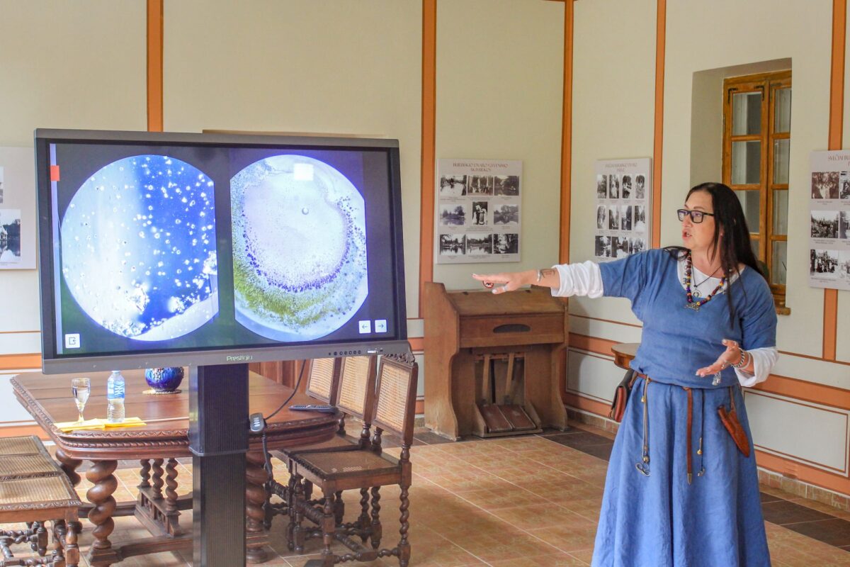 Burbiškio dvare pristatyta atnaujinta paroda ir paskaita apie archeologiją 