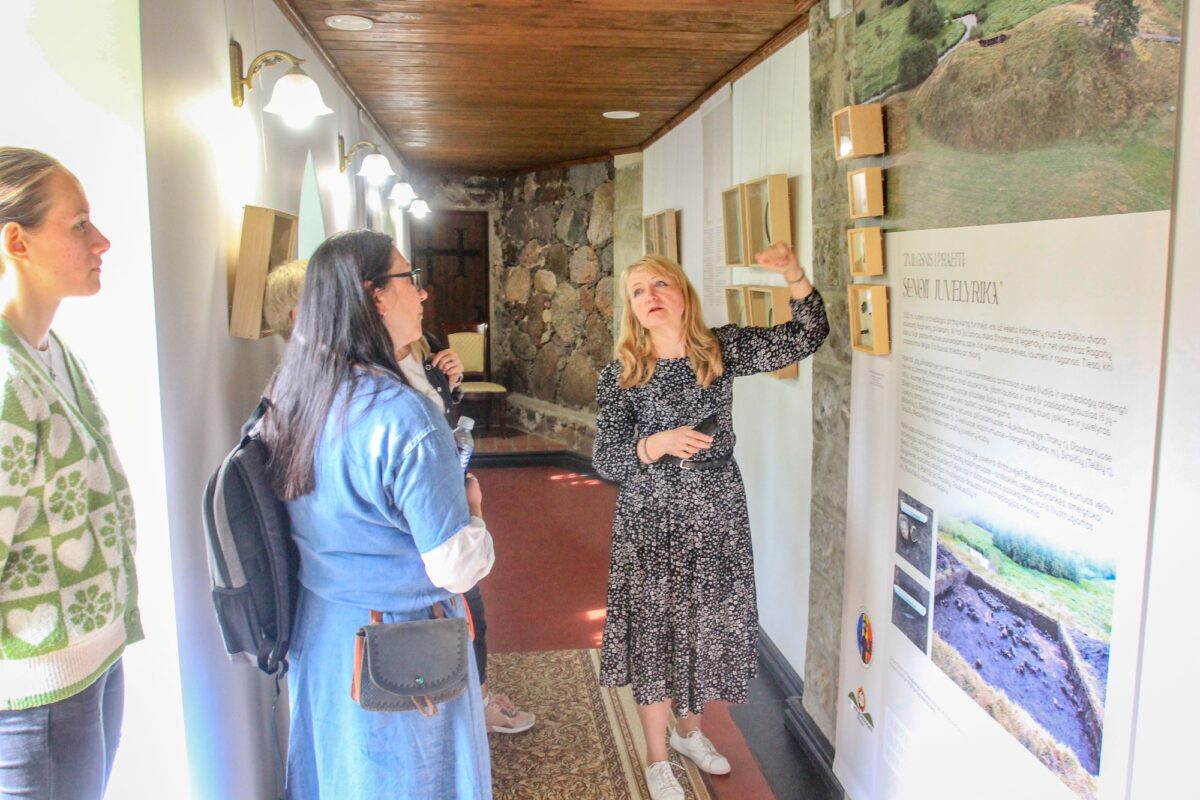 Burbiškio dvare pristatyta atnaujinta paroda ir paskaita apie archeologiją 