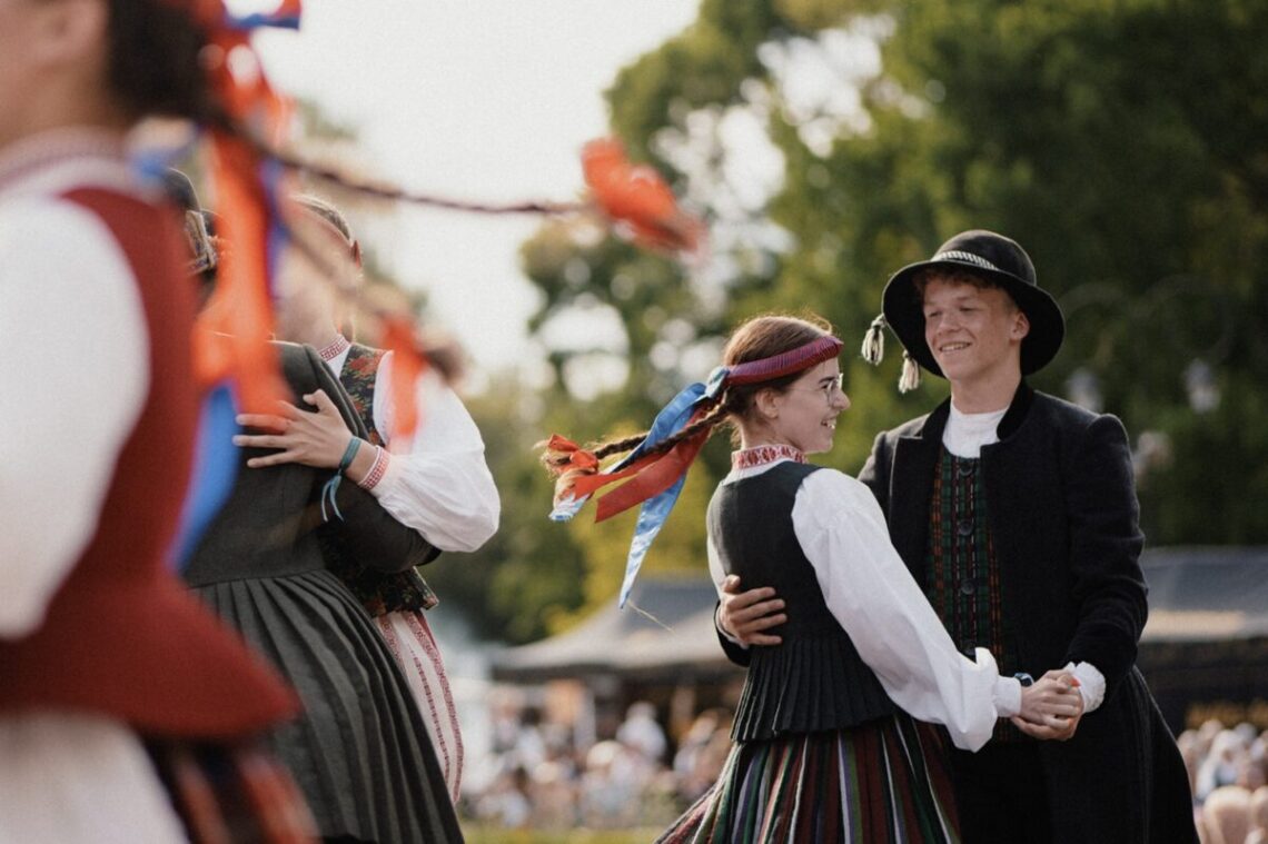 Polkos, suktiniai ir kiti smagumai: akcija „Visa Lietuva šoka“ vėl kviečia šokti