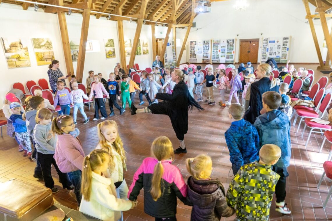 Burbiškio dvaro scenoje teatras „Labas“ ir vaikai kūrė Vilnių