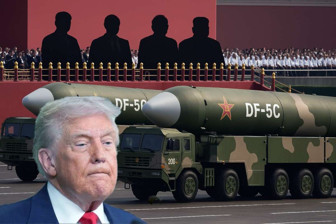 Donaldas Trampas tylintis Kinijos karinio parado su DF-5C raketomis fone