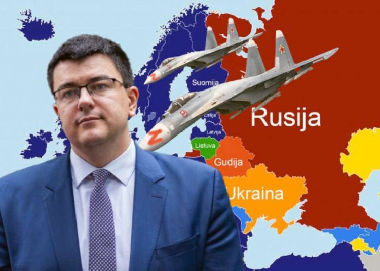 Vytautas Sinica su Rusijos žemėlapiu ir karinių veiksmų kontekstu