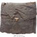 Diržo krepšys. XIV a. pab. – XV a. pr. Oda. Matmenys: aukštis apie 18,5 cm, plotis apie 20,5 cm, storis apie 2,5 cm. Blaževičius P. [ir kt.], Vilniaus Žemutinės pilies valdovų rūmai. Lietuvos Didžiosios Kunigaikštystės Valdovų rūmų rytinio korpuso šiaurinio priestato archeologinių tyrimų 2003, 2006–2007 m. ataskaita, radinio inv. Nr. O1