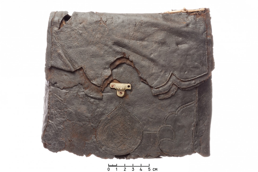 Diržo krepšys. XIV a. pab. – XV a. pr. Oda. Matmenys: aukštis apie 18,5 cm, plotis apie 20,5 cm, storis apie 2,5 cm. Blaževičius P. [ir kt.], Vilniaus Žemutinės pilies valdovų rūmai. Lietuvos Didžiosios Kunigaikštystės Valdovų rūmų rytinio korpuso šiaurinio priestato archeologinių tyrimų 2003, 2006–2007 m. ataskaita, radinio inv. Nr. O1