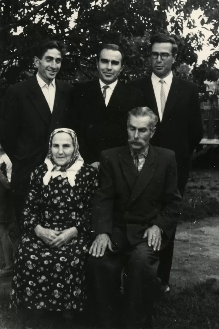 A. Tautavičius (stovi dešinėje) su broliais ir tėvais | valdovurumai.lt nuotr.