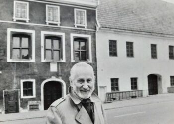 Kazys Varnelis prie savo namų-muziejaus Vilniuje