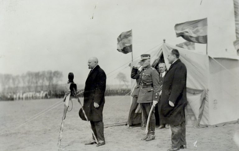 Tautos šventė Kaune ant dabartinio Parodos kalno, 1926 m. Kairėje kalbą sako Prezidentas Aleksandras Stulginskis (1885-1969), viduryje su uniforma – plk. Pranas Tamašauskas (1880-1951), dešinėje su paltu – Ministras Pirmininkas ir Krašto apsaugos ministras Leonas Bistras (1890-1971)