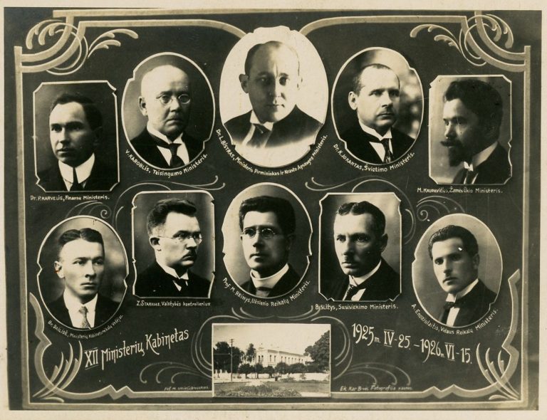 Lietuvos Respublikos XII-ojo Ministrų Kabineto, dirbusio nuo 1925 m. balandžio 25 d. iki 1926 m. birželio 15 d., vinjetė. Ministras Pirmininkas ir Krašto apsaugos ministras Leonas Bistras (1890-1971) – viršutinės eilės viduryje